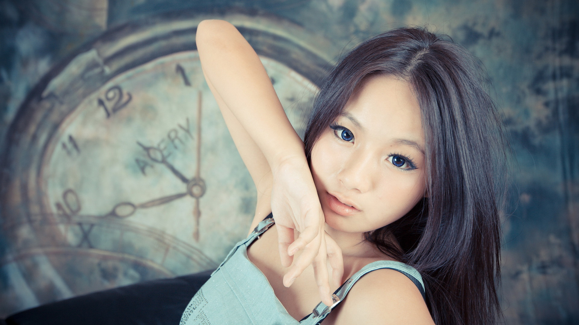 女孩肖像时钟桌面壁纸，免费高清人物电脑壁纸下载