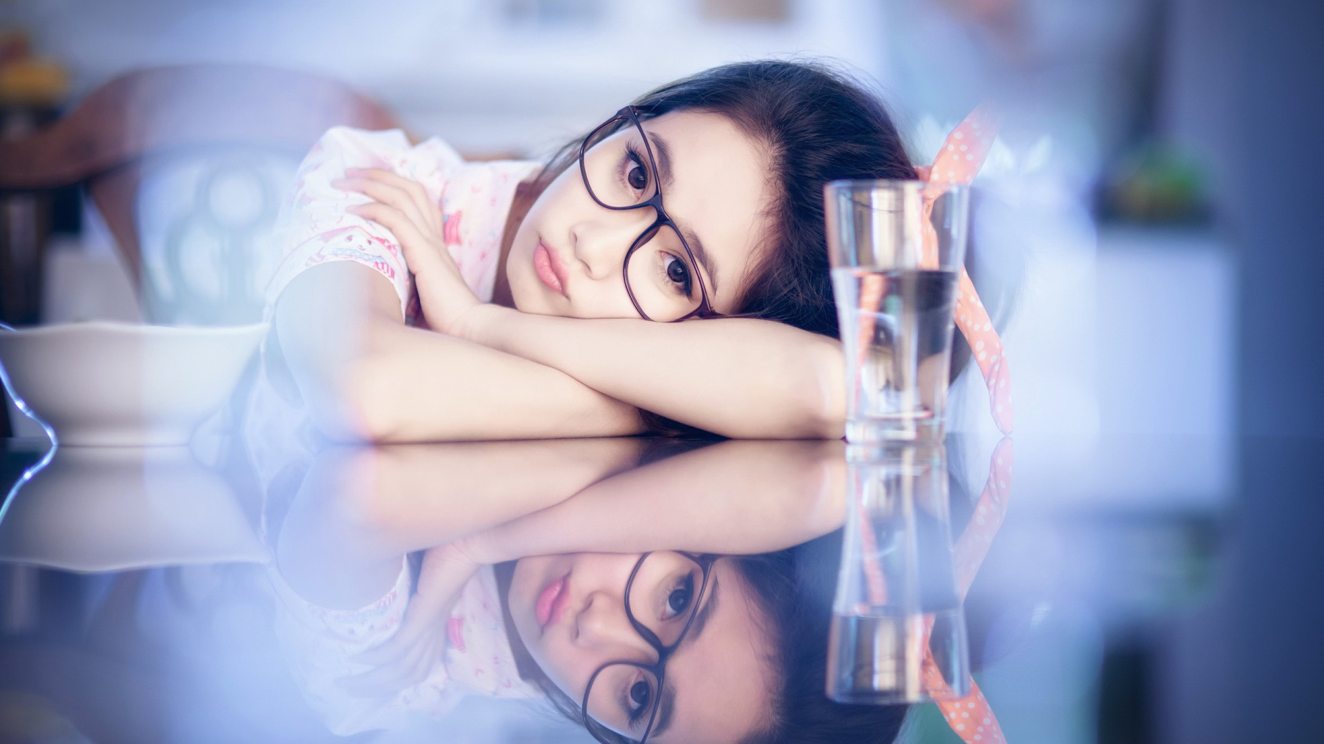 女孩，眼镜，桌子，白开水，心情，可爱，嘴，美女壁纸