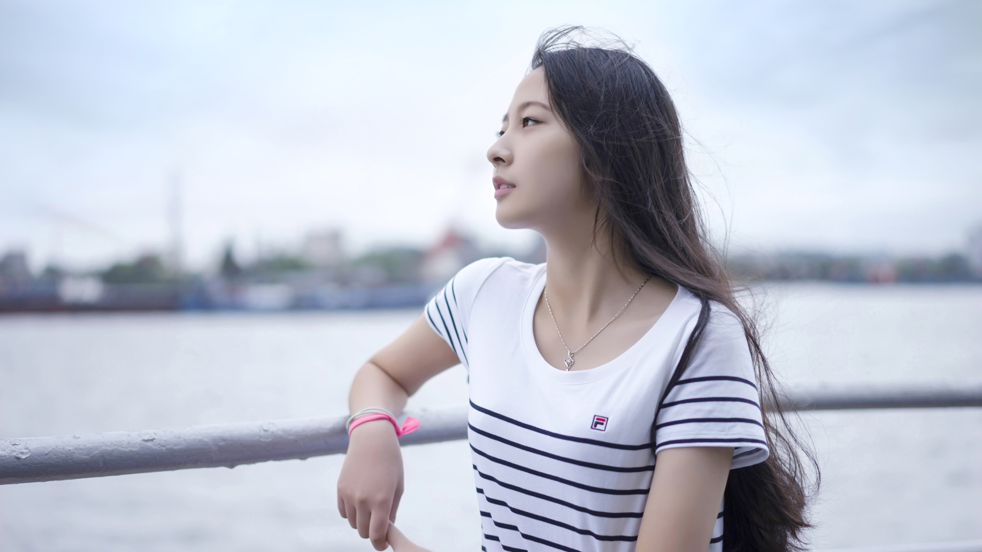 清新白净长发美女桌面壁纸，免费高清电脑壁纸下载