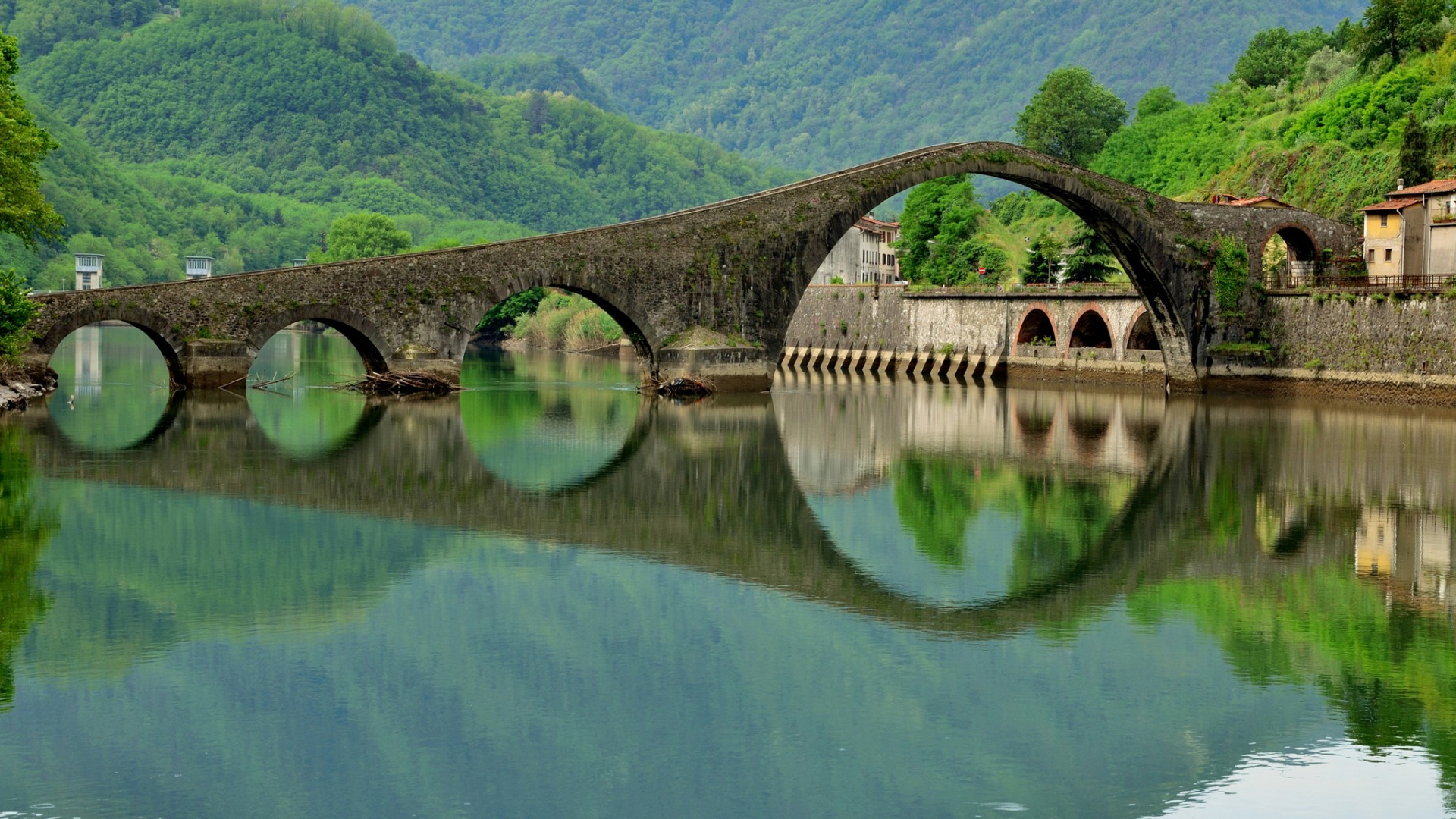 德尔蓬蒂与马达莱娜，意大利桥梁河道美景，免费高清电脑壁纸下载