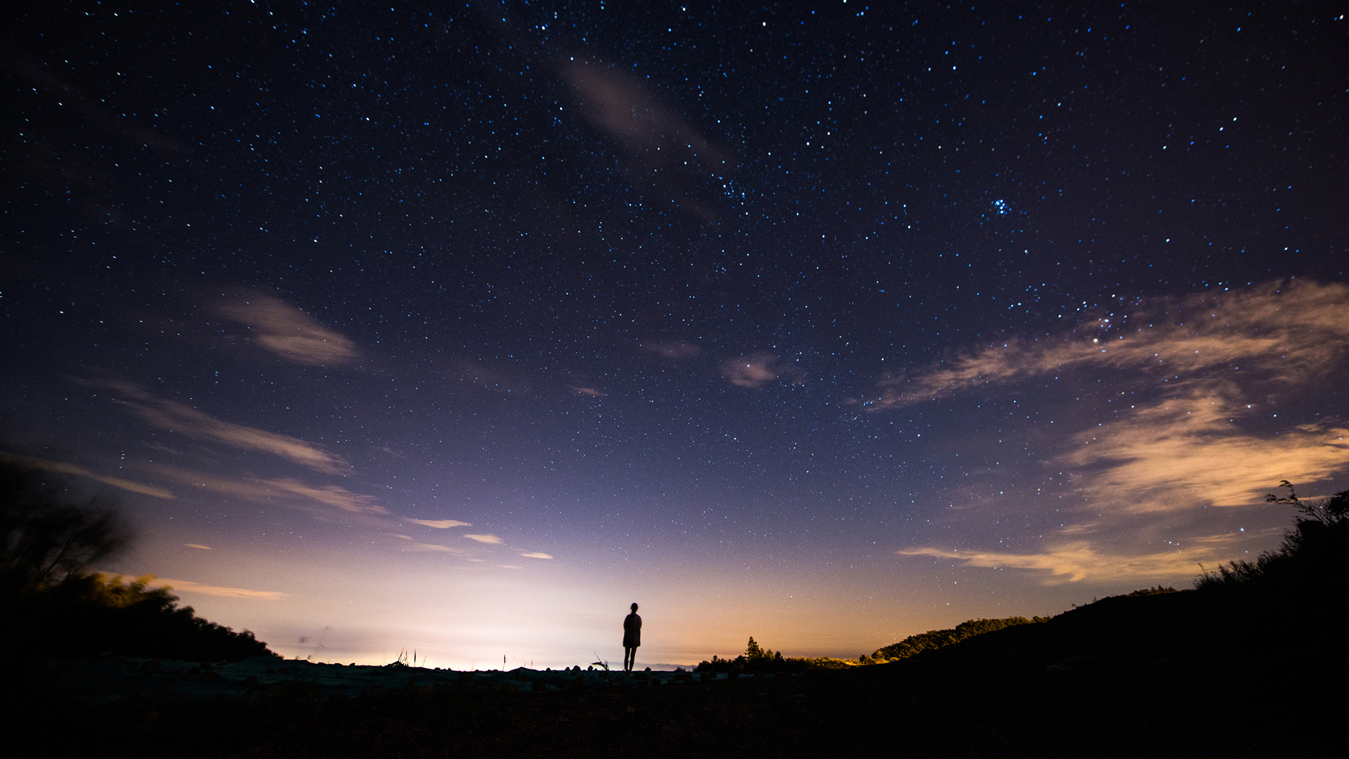 一个人孤独仰望星空，绝美风景壁纸，免费电脑壁纸下载