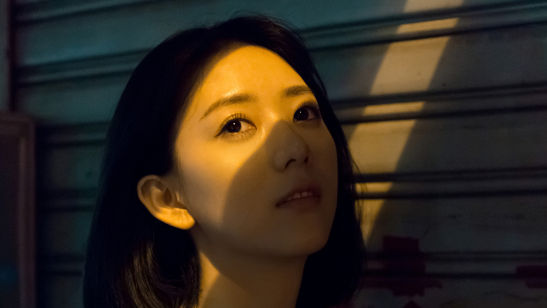 屋内美女摄影精选，高清桌面壁纸免费下载