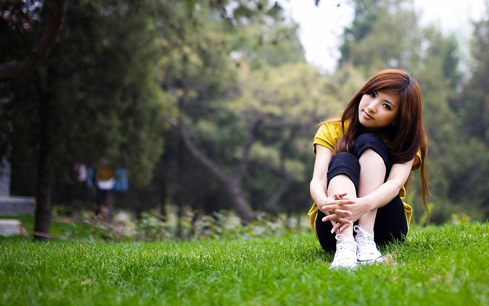 坐在草地上的美女壁纸