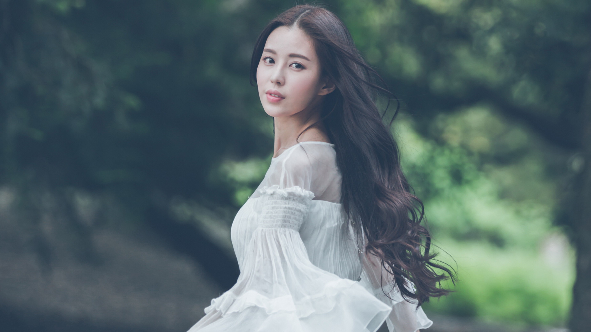 森林长发美女壁纸，温心桌面美图，免费下载！