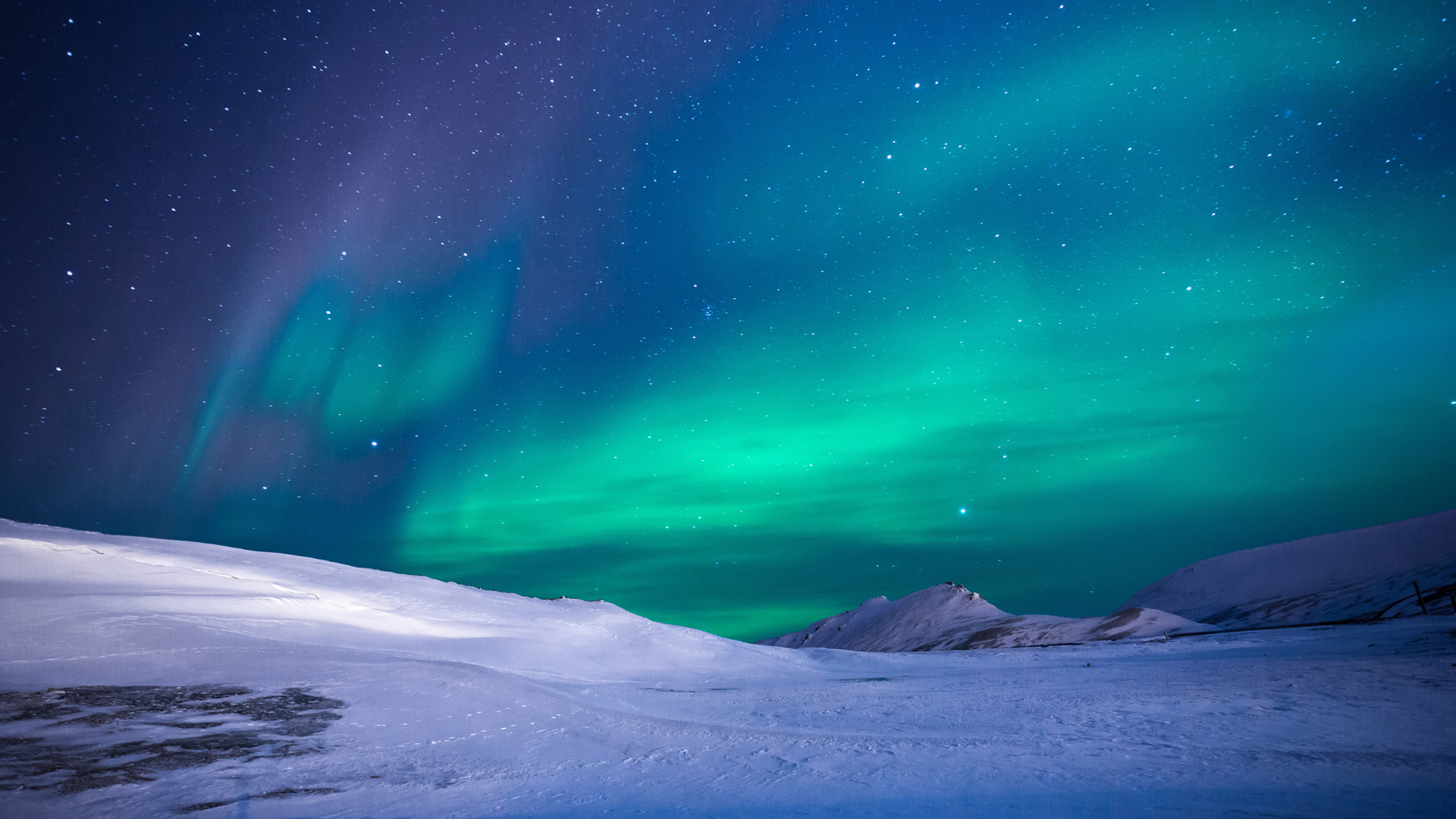 极光星空雪地2K高清美景，免费电脑壁纸下载，尽享视觉盛宴！