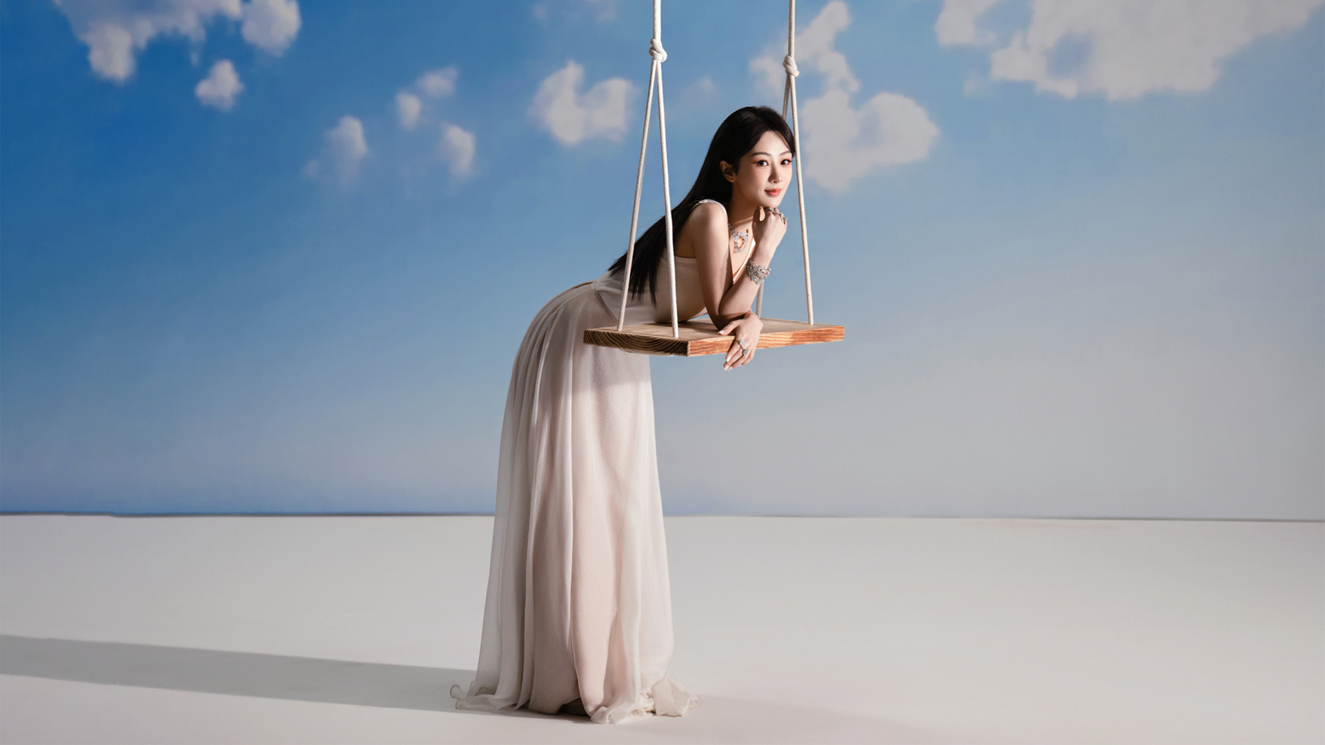 杨紫，淡雅梦境秋千美女壁纸，高清全屏免费下载