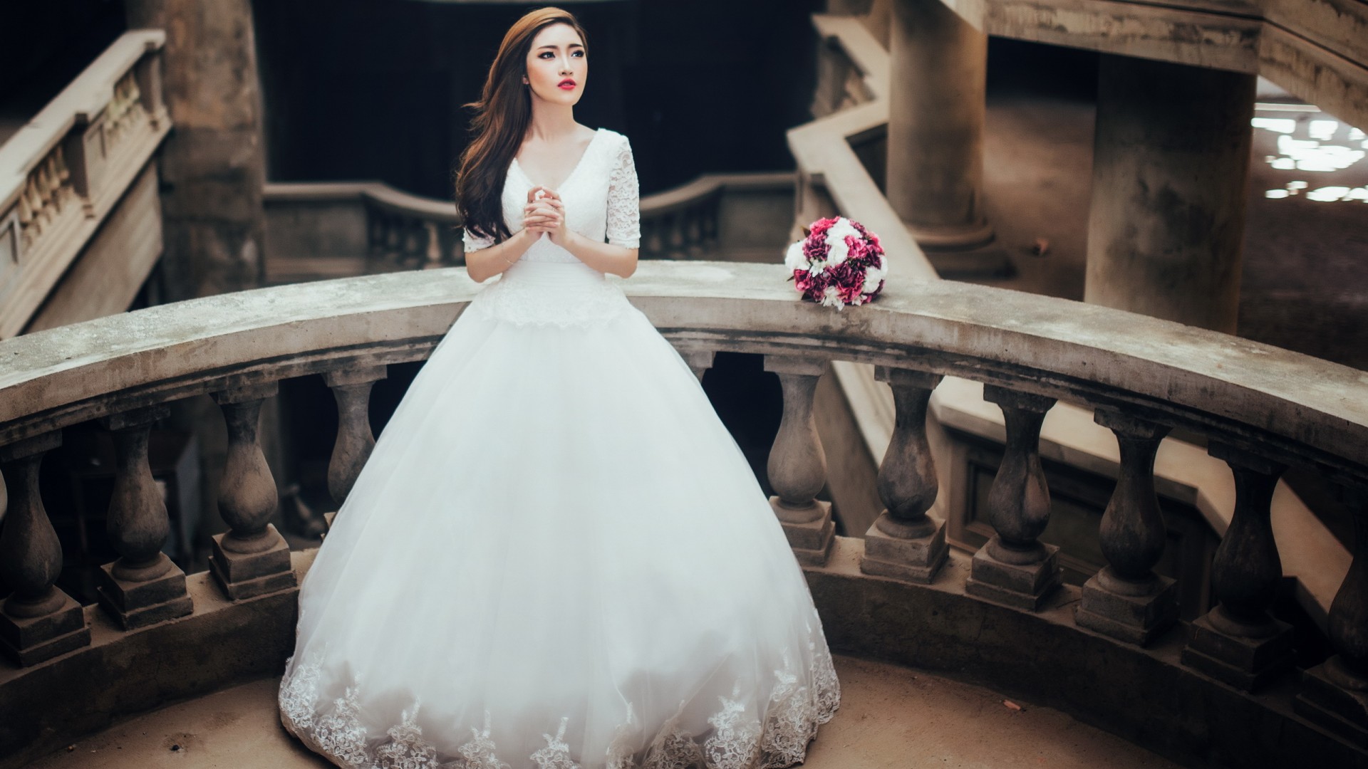 女孩与白色裙子，眼中的鲜花与建筑之美，精选美女壁纸免费下载