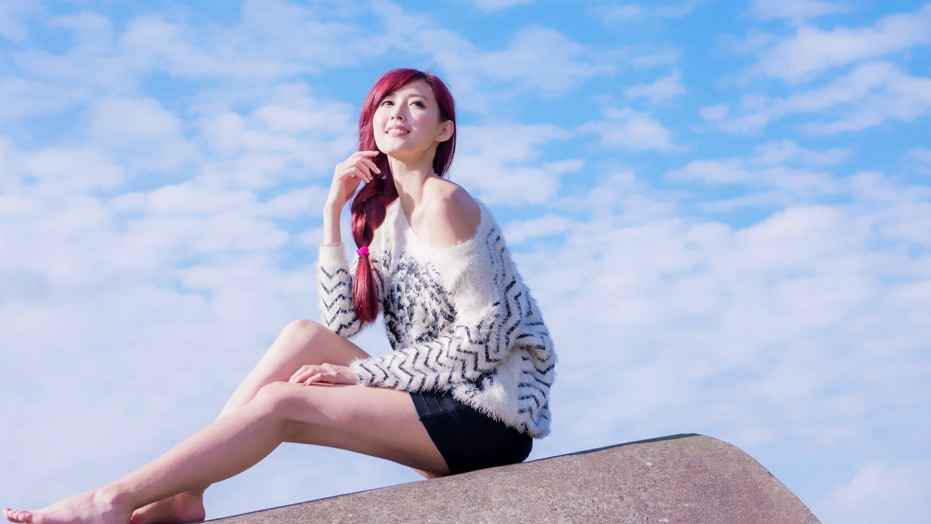 坐在屋顶上的清纯美女,仰望天空,桌面壁纸