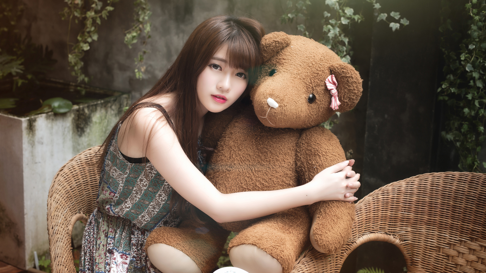 清纯美女和泰迪熊桌面壁纸