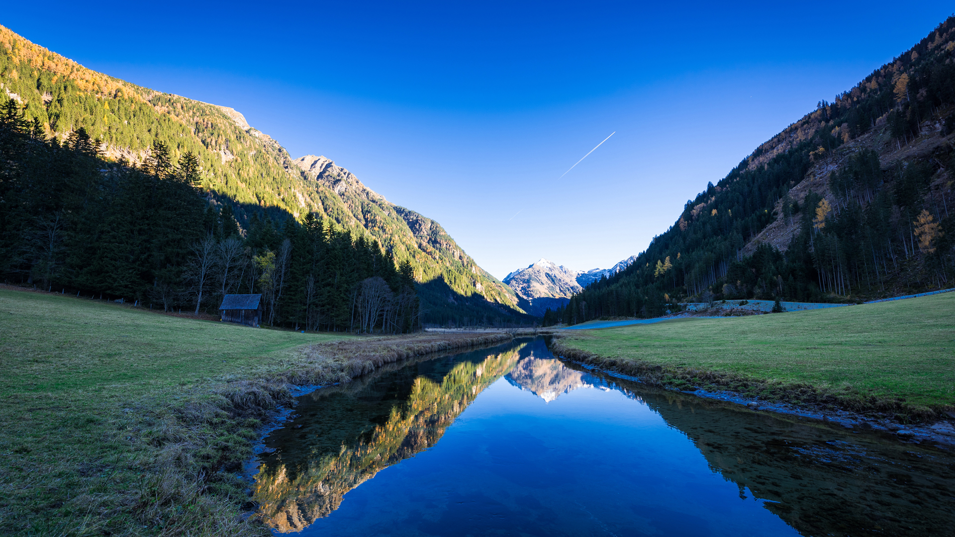 蓝天 山脉 小溪水 倒影风景2k壁纸