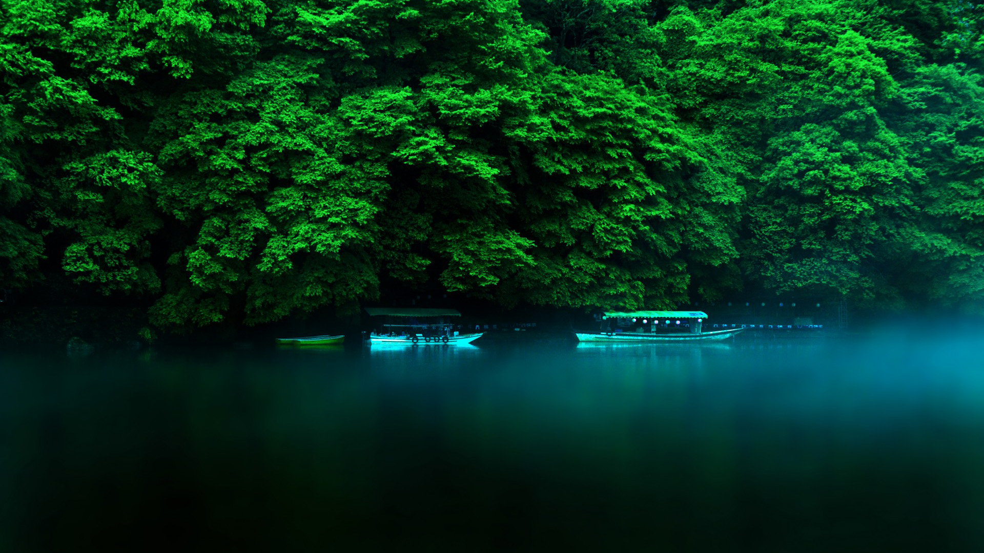 绿荫环抱湖水，小船轻泛自然之美，免费下载高清自然风景区电脑壁纸