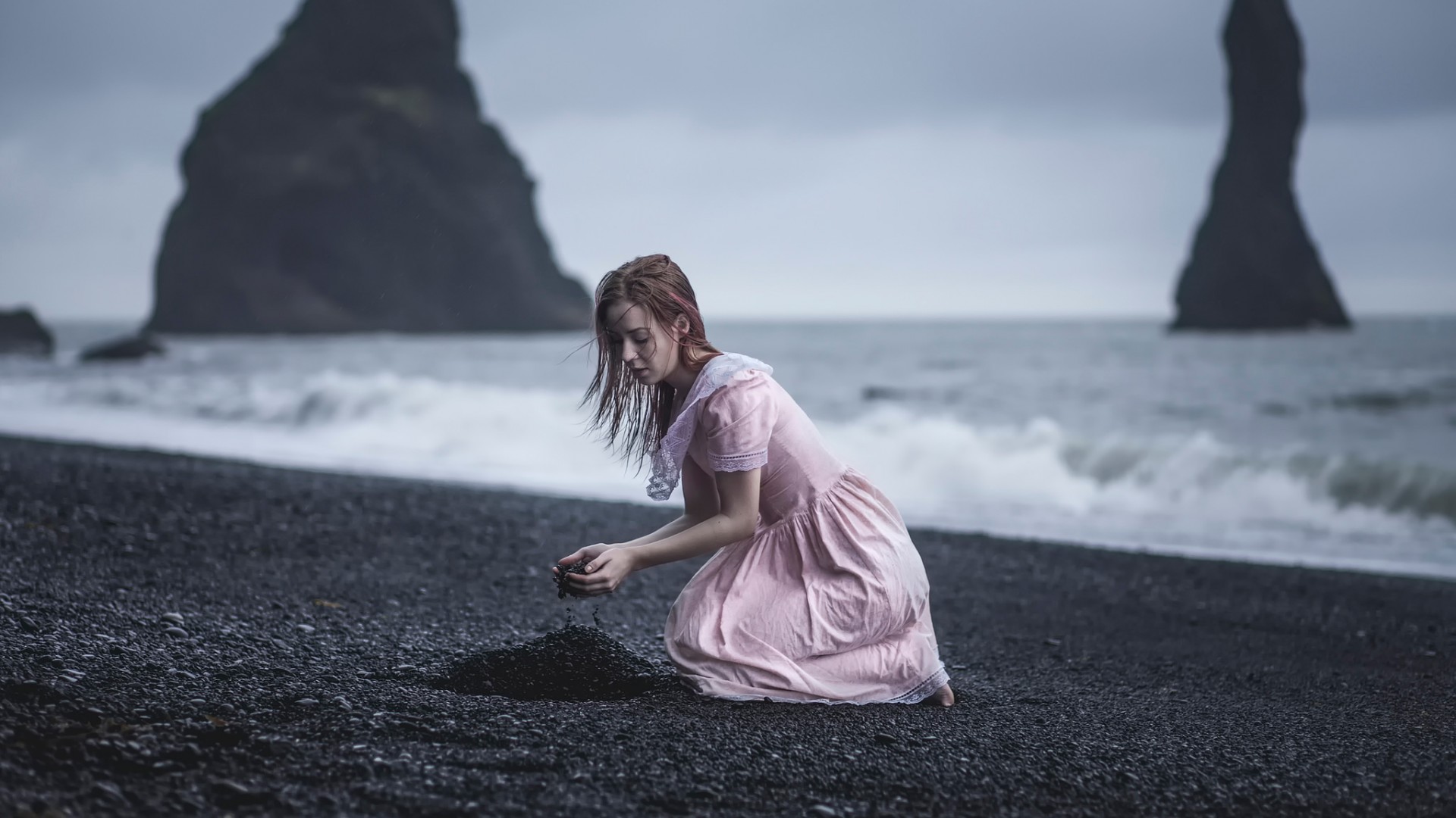 唯美海滩女孩壁纸，随风舞动波浪，免费高清电脑壁纸下载