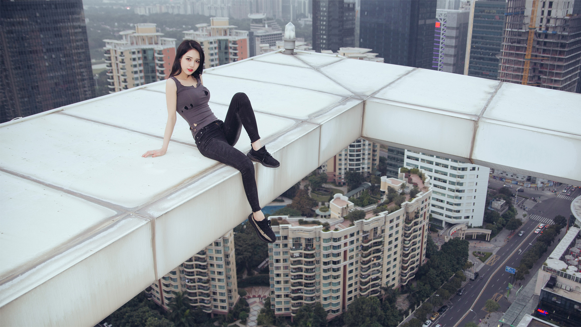 李倩倩黑色牛仔裤美女壁纸，高清免费电脑壁纸下载