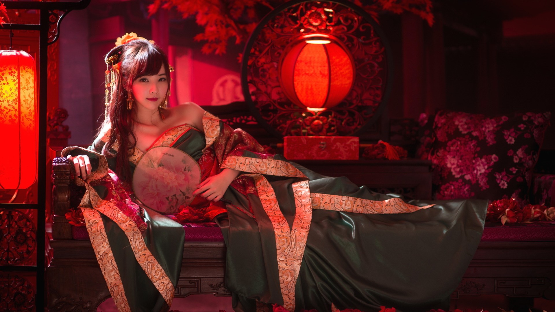 古典美女壁纸，古装服饰，扇子灯饰，椅子枕头，免费电脑壁纸下载