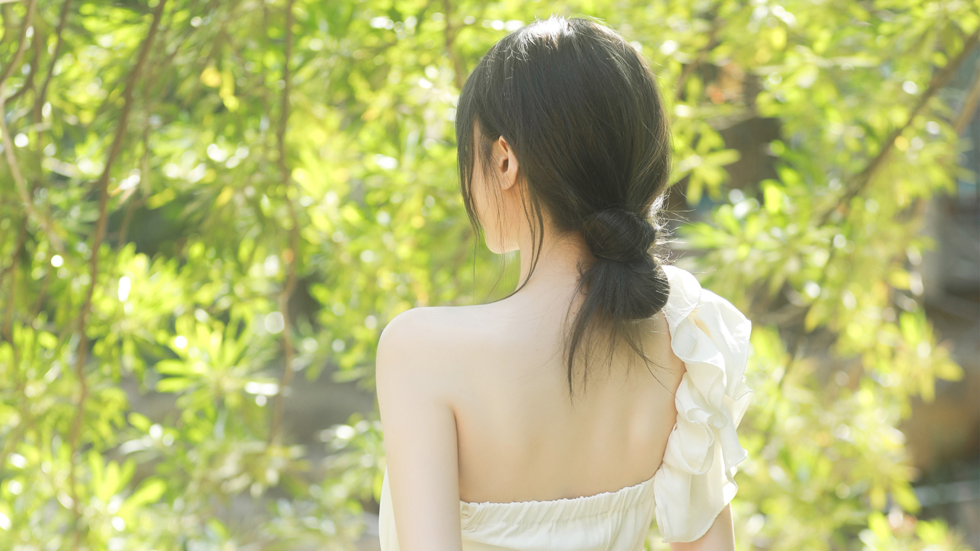 森系美女背影壁纸，绝美森林氛围，免费电脑壁纸下载