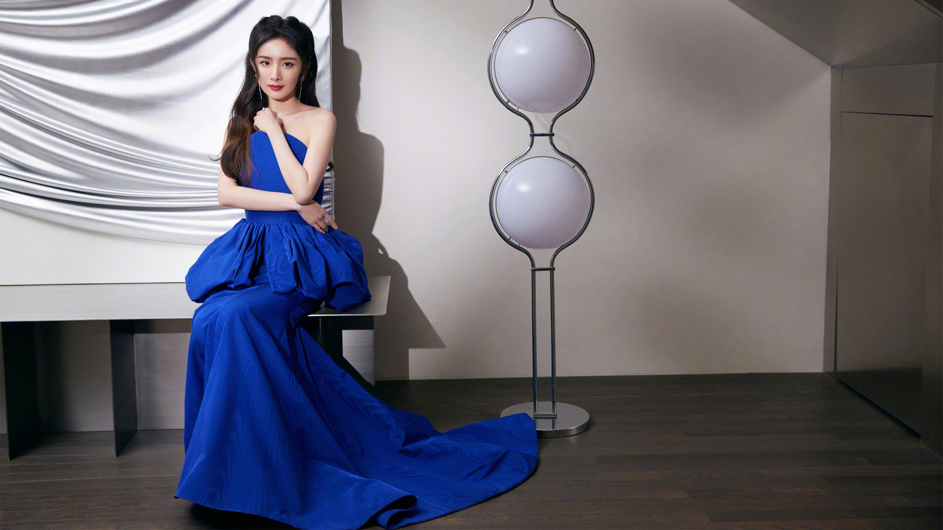 杨幂蓝色长裙唯美高清壁纸，免费下载美女电脑桌面背景