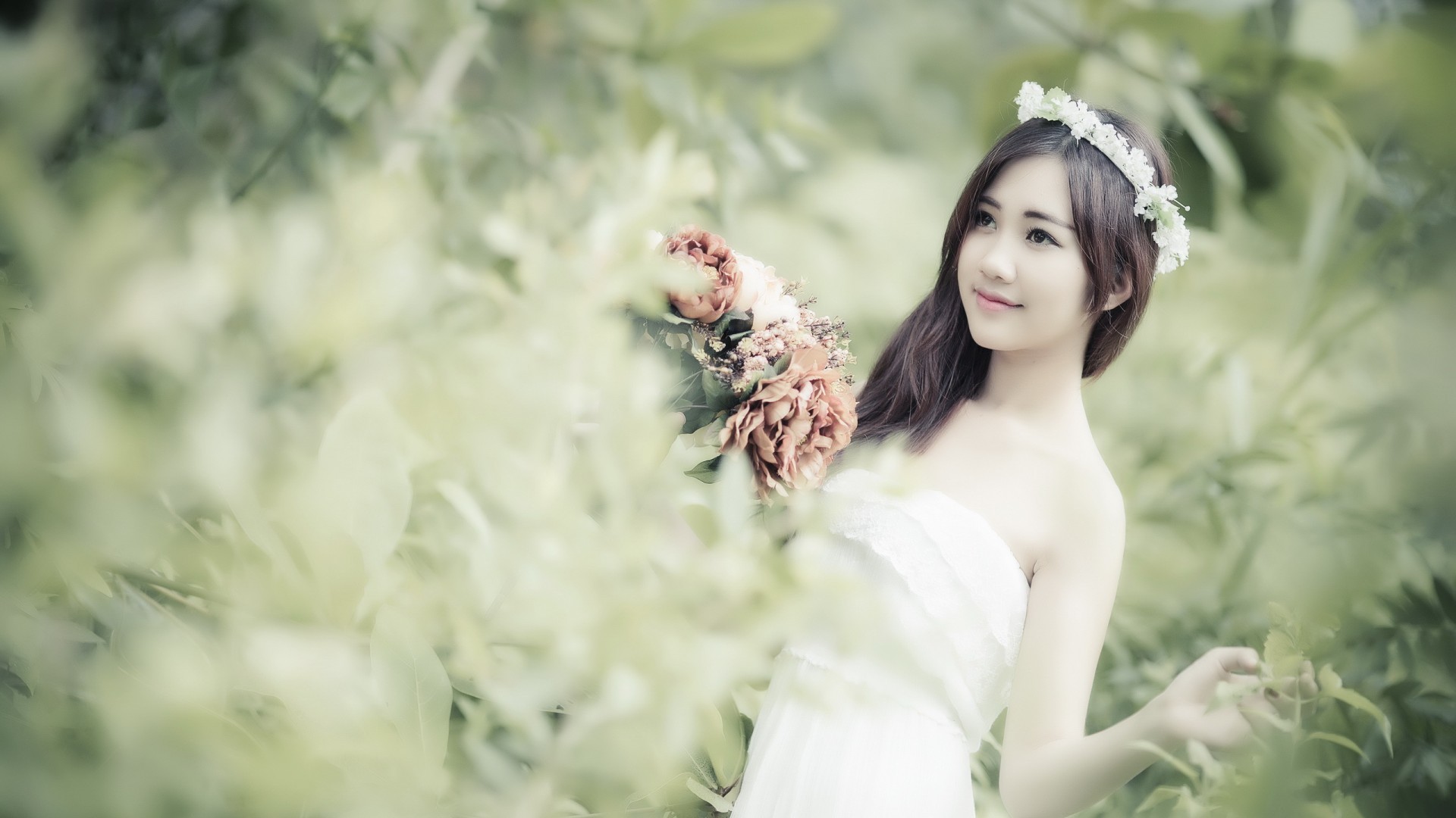 女孩长发白衣花簇背景，美女壁纸免费下载，高清电脑桌面背景