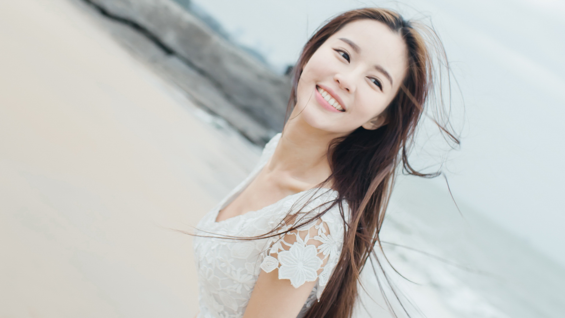 美丽笑容温心相伴，Swan美女桌面壁纸免费下载