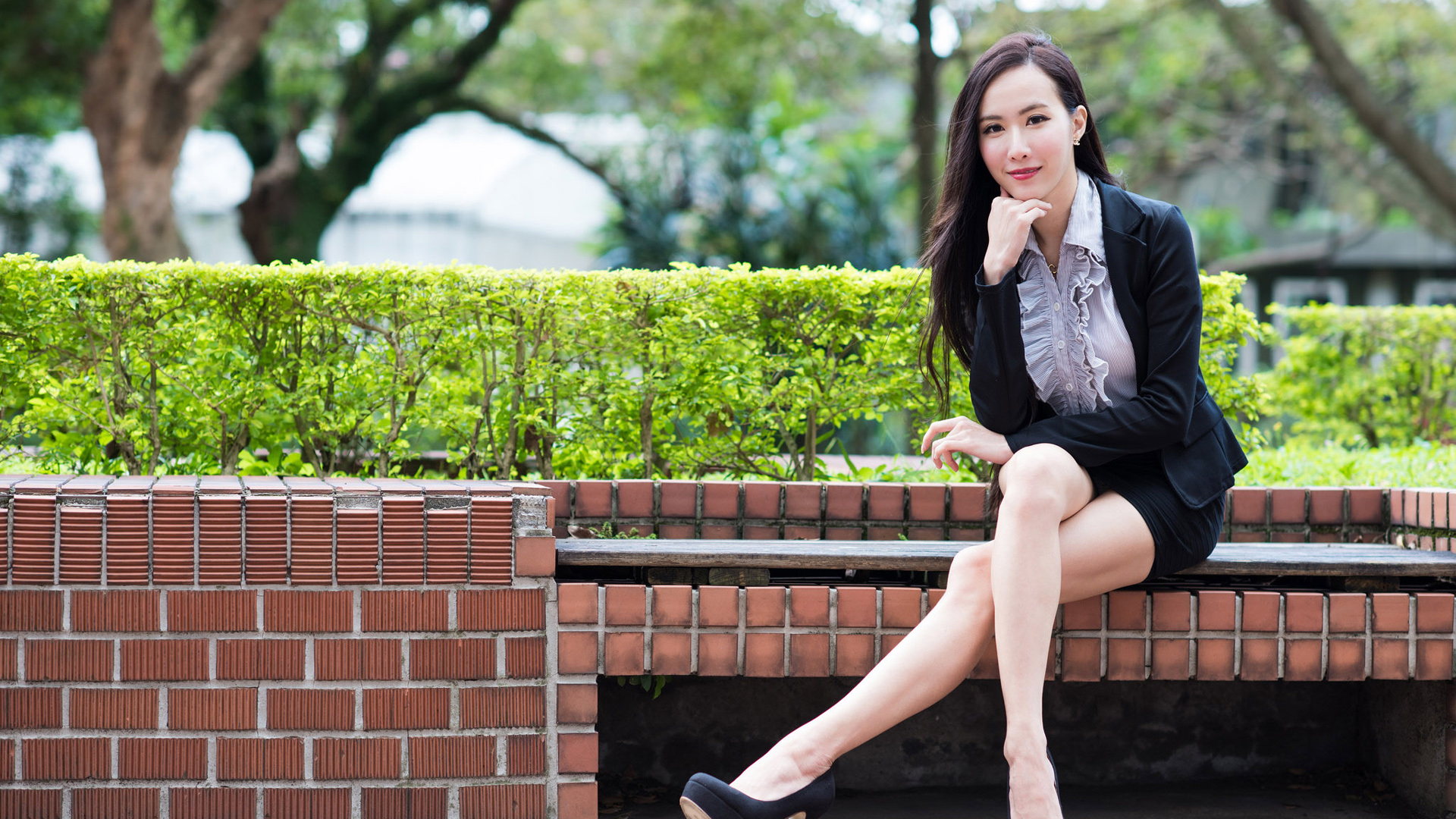 美女妍希职业裙写真，性感身材美腿，高清桌面壁纸免费下载