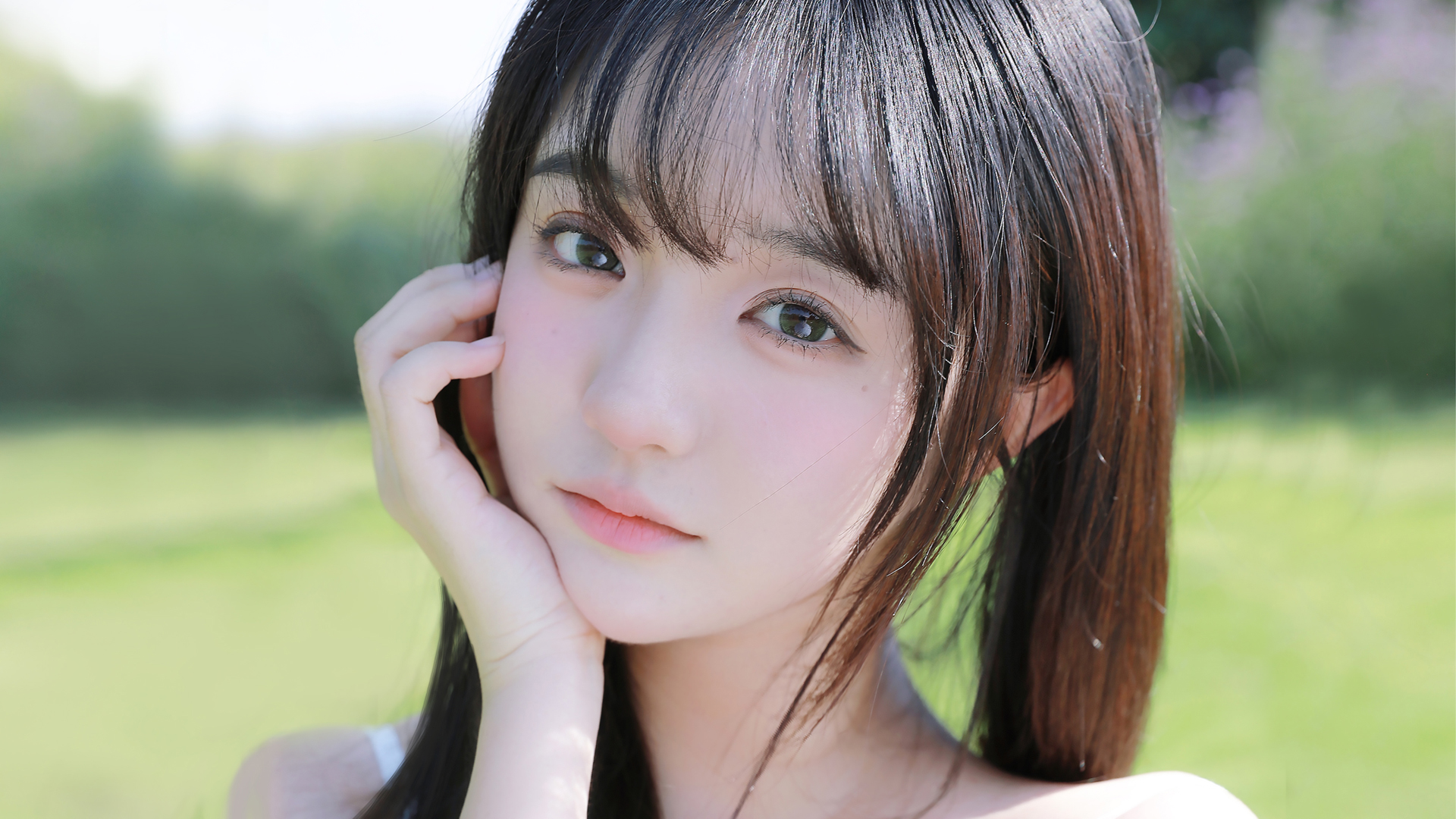 小陆离可爱女孩，护眼美女壁纸，一手托着下巴的迷人画面，免费下载电脑壁纸