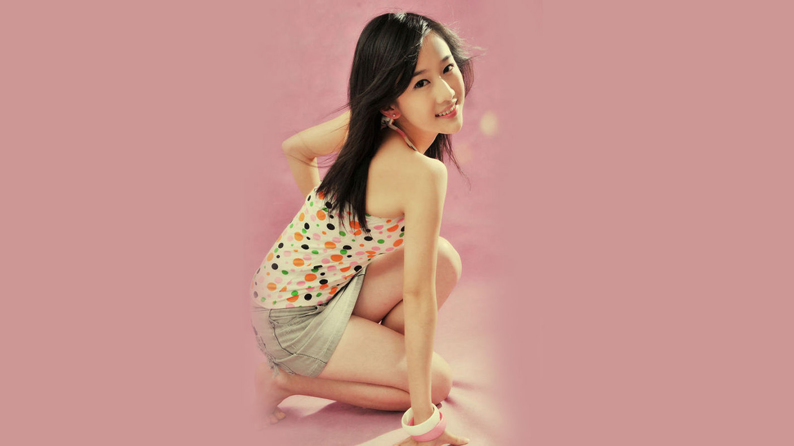 粉色美女桌面背景，免费高清电脑壁纸下载