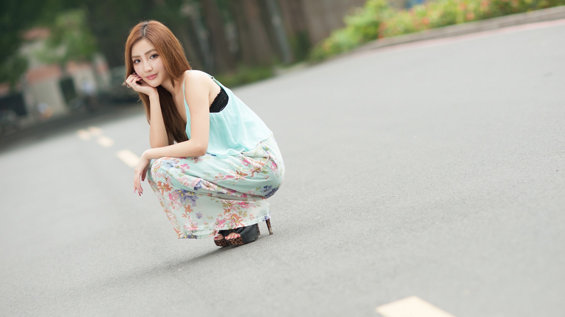 长发温婉美女壁纸，免费高清电脑桌面背景下载