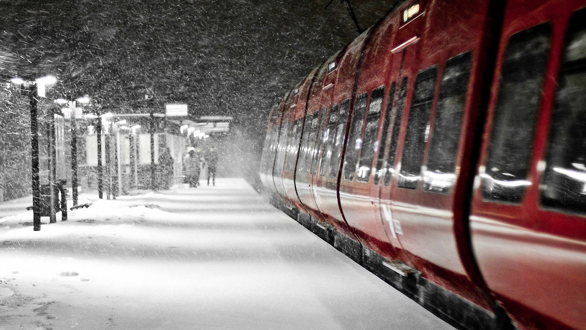 夜晚雪中列车风光壁纸，免费高清电脑桌面背景下载