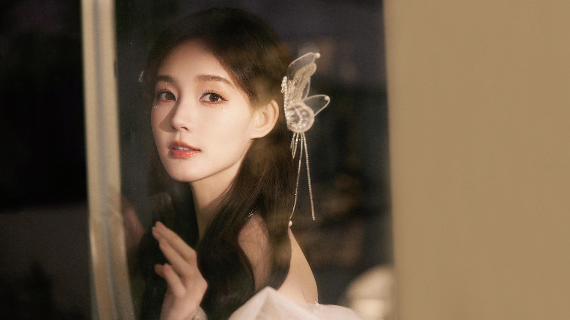 李一桐 唯美 蝴蝶饰品 美女 壁纸