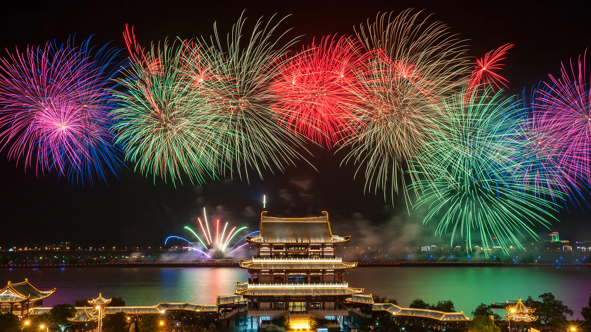 除夕夜烟花新年美景 电脑桌面壁纸 免费下载