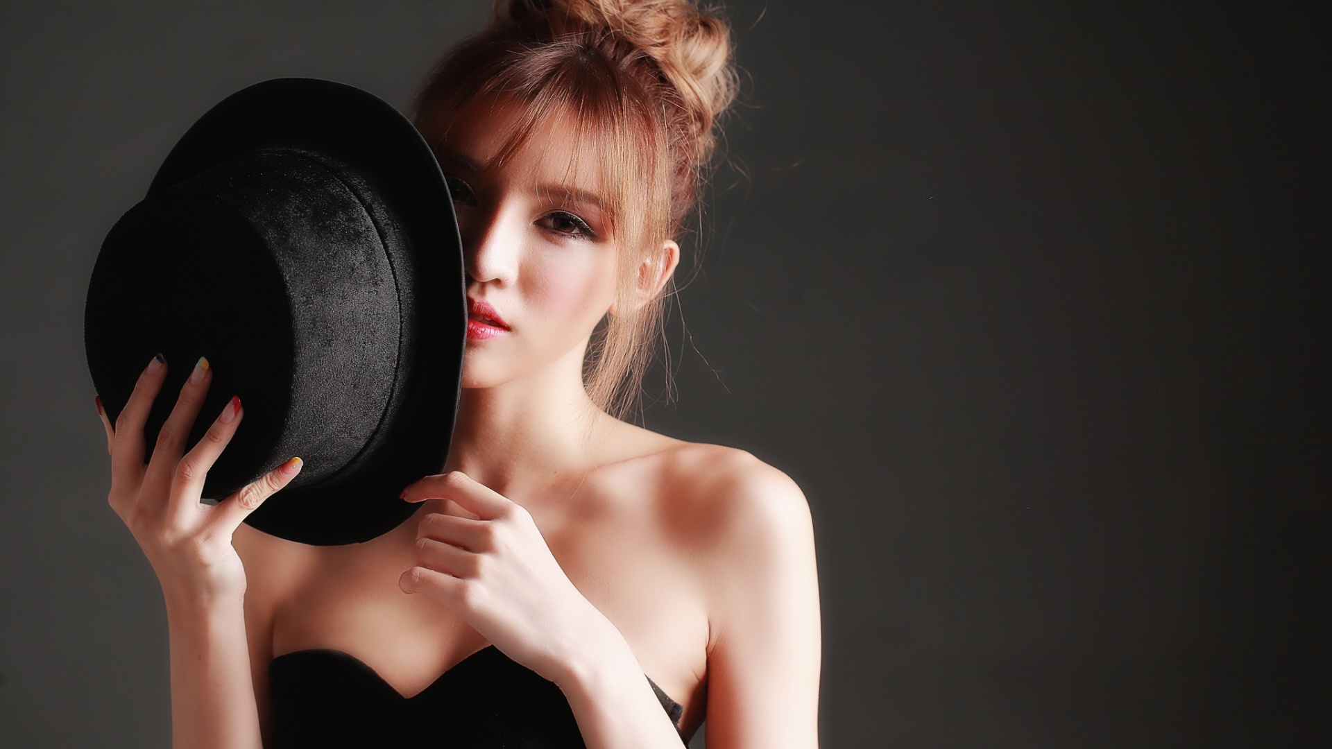 扎发美女与时尚配饰，帽子与低胸裙，精选美女壁纸免费下载