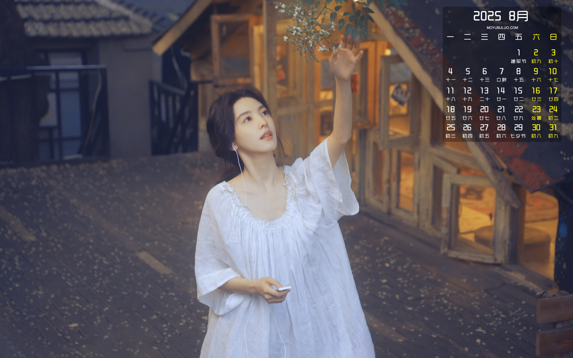 2025年8月美女日历高清壁纸，免费电脑桌面下载