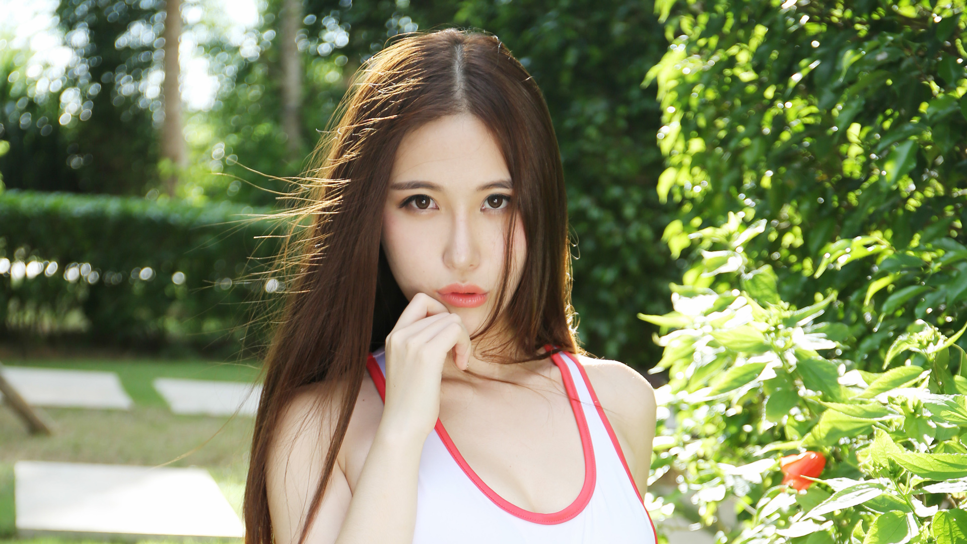 长发女神熊吖BOBO户外美照，免费电脑桌面壁纸下载