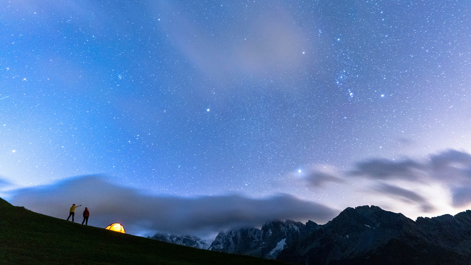 星空高峰之旅，绝美宿营风景壁纸，免费下载电脑桌面背景