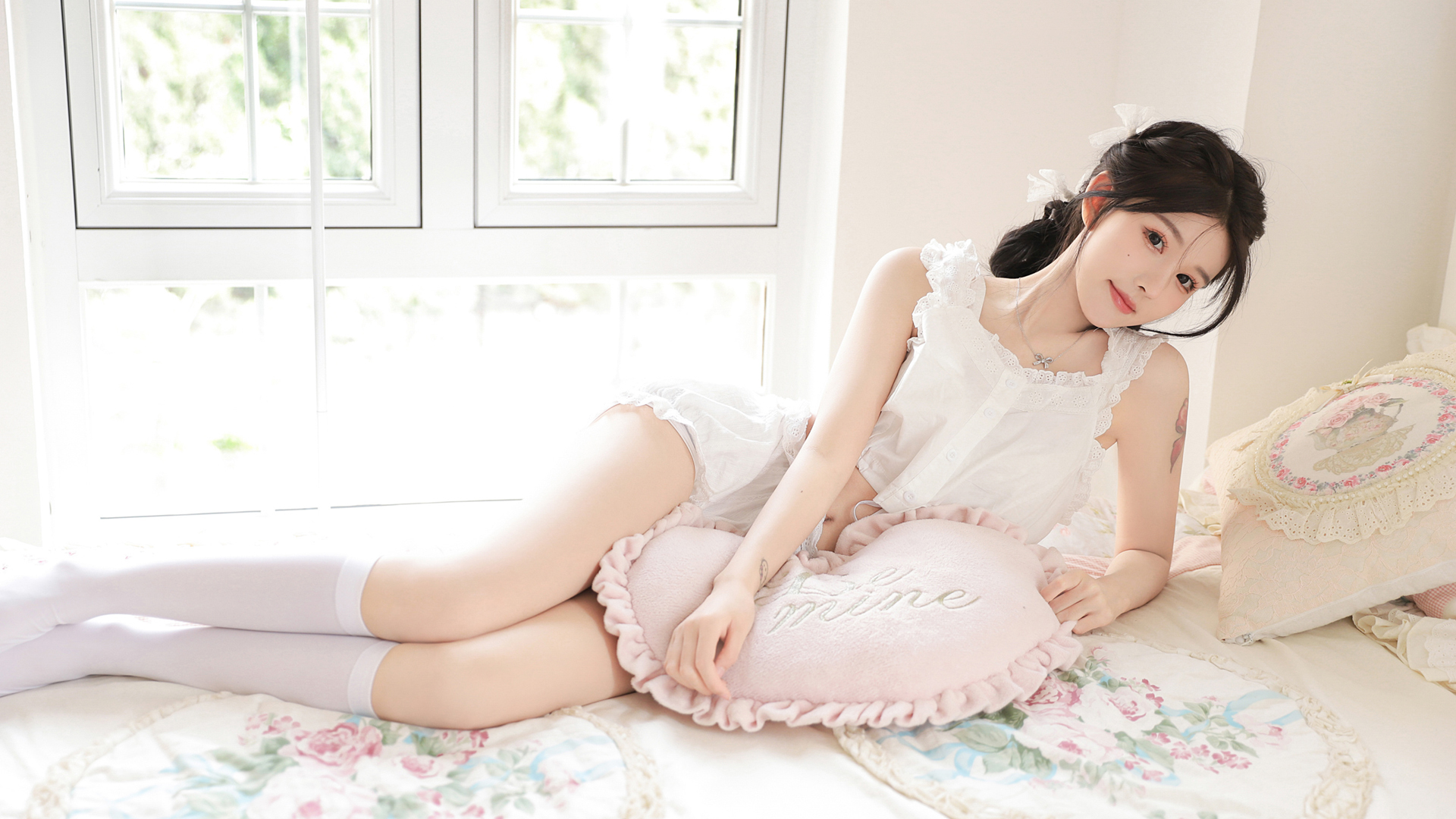 居家美女生活，养眼身材与白色袜子，免费下载精美床品壁纸