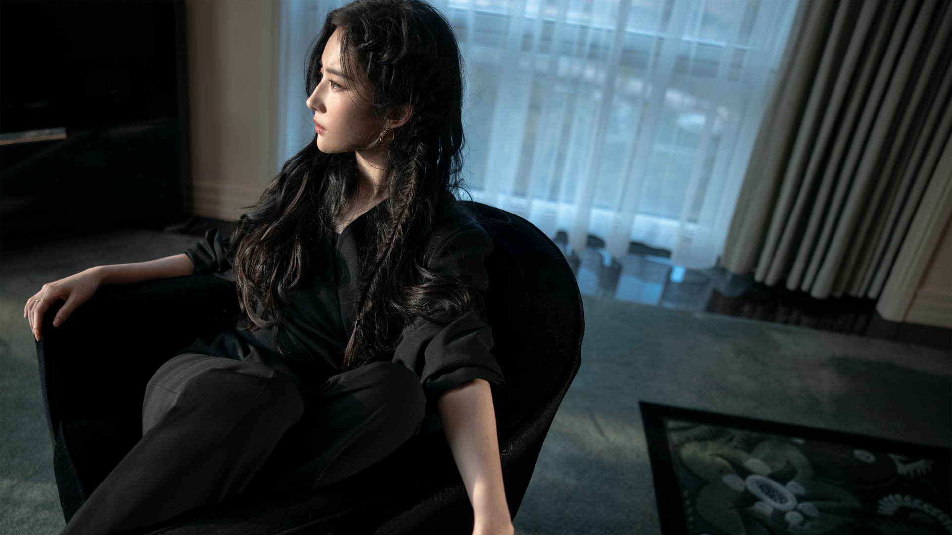 刘亦菲黑色侧颜，高清美女壁纸，免费电脑桌面背景下载