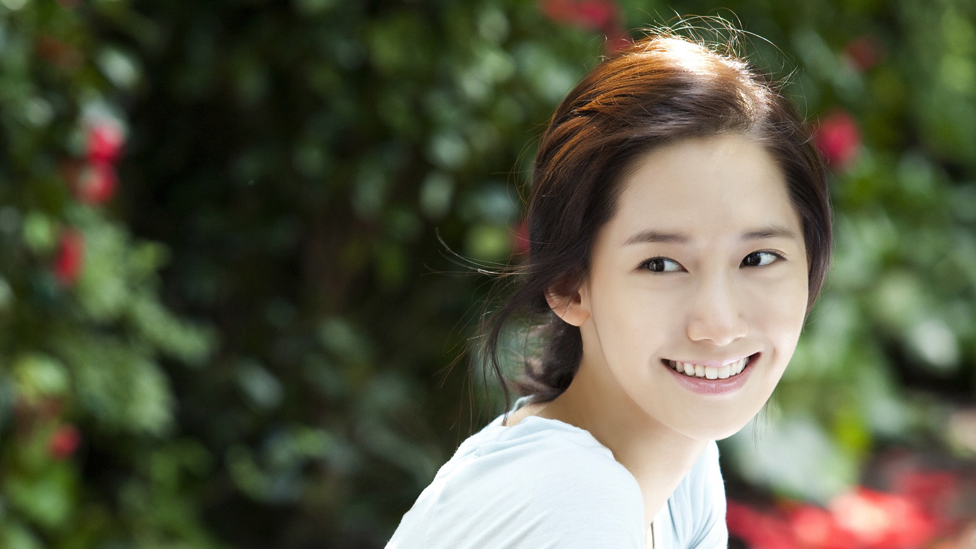 美女电脑壁纸免费下载，自然微笑美女桌面壁纸精选