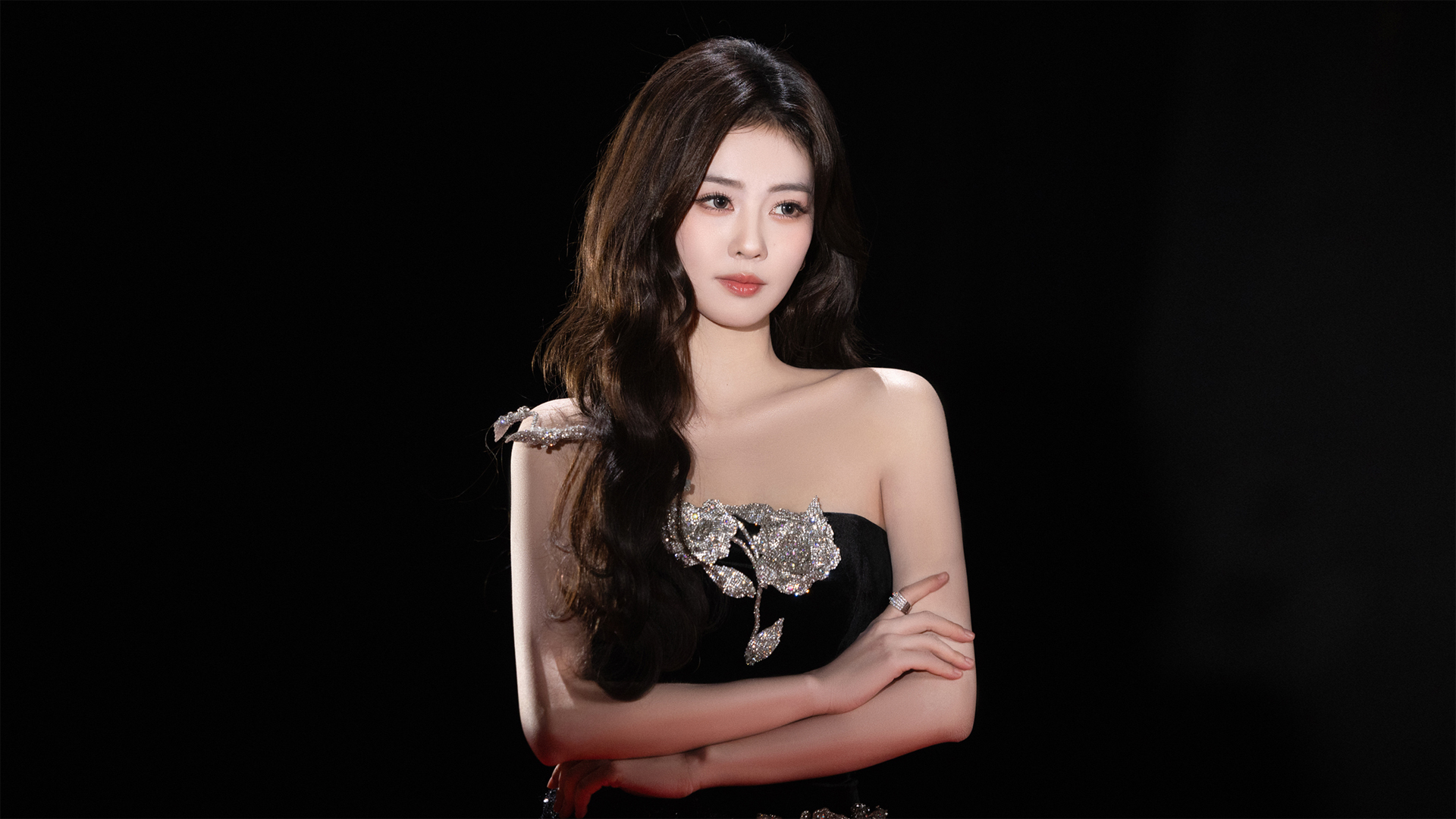 白鹿黑色裙子高清全屏美女电脑壁纸免费下载