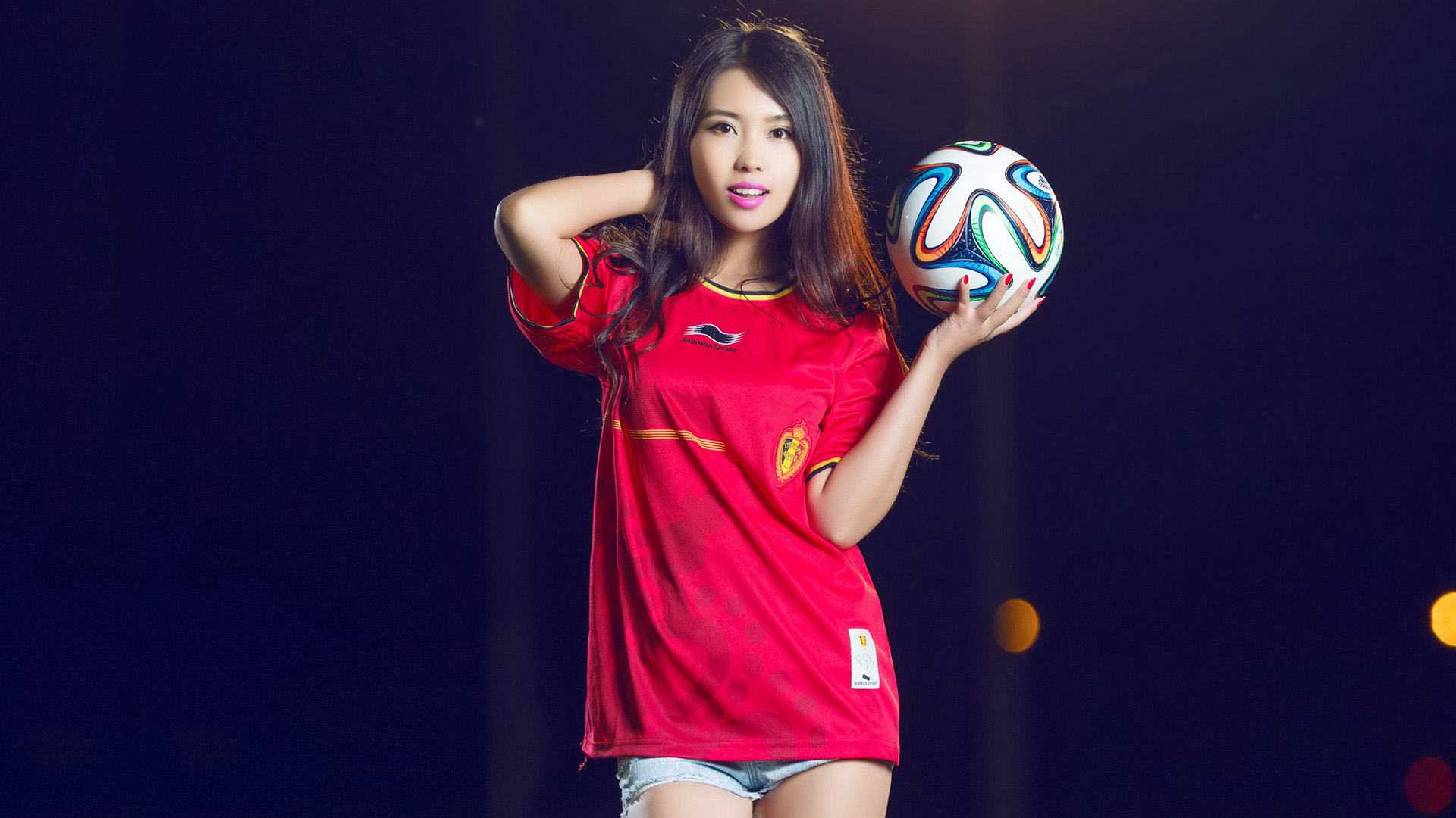 2014巴西世界杯足球宝贝美女壁纸，高清免费下载！