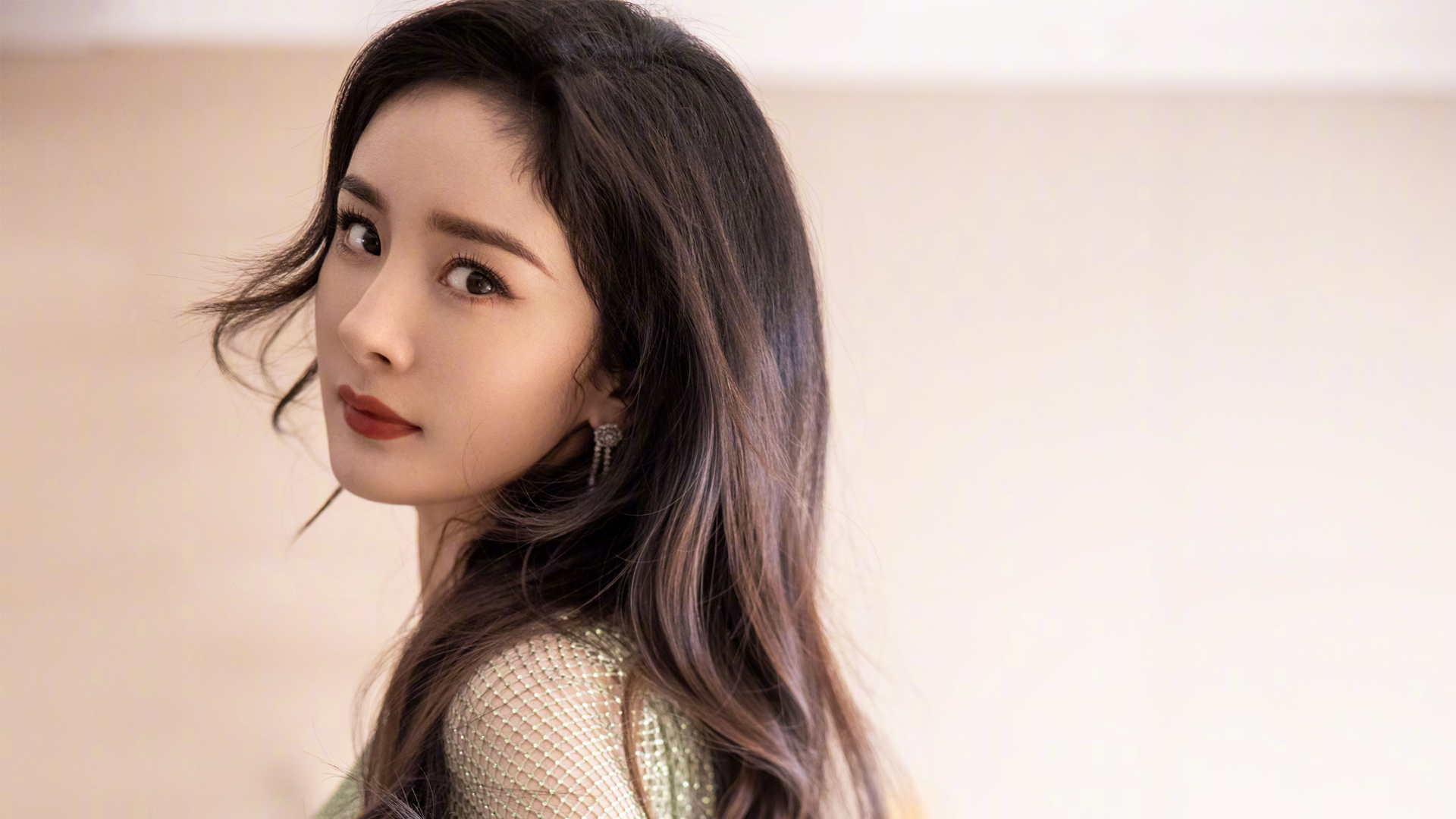 杨幂绝美回眸照片壁纸，美女高清电脑壁纸免费下载