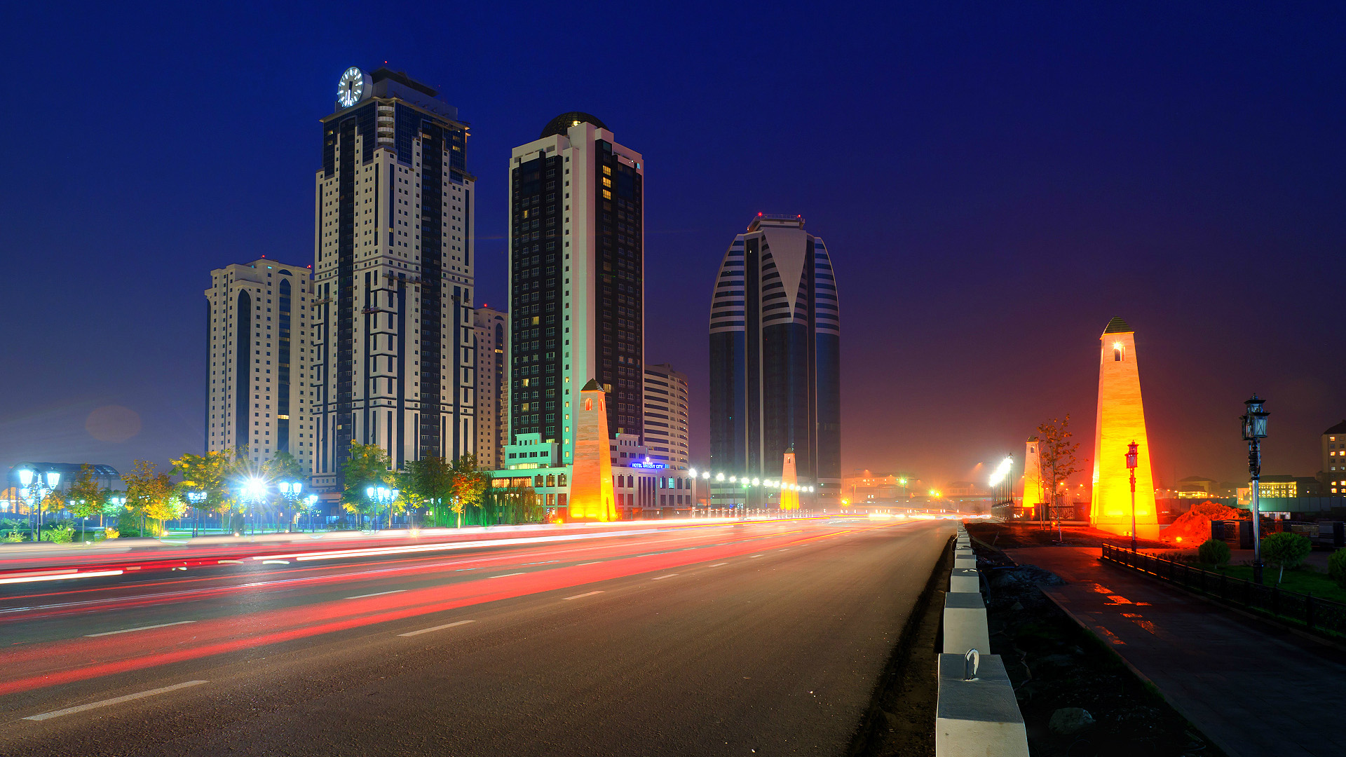 格罗兹尼夜景，绝美建筑桌面壁纸，免费高清下载