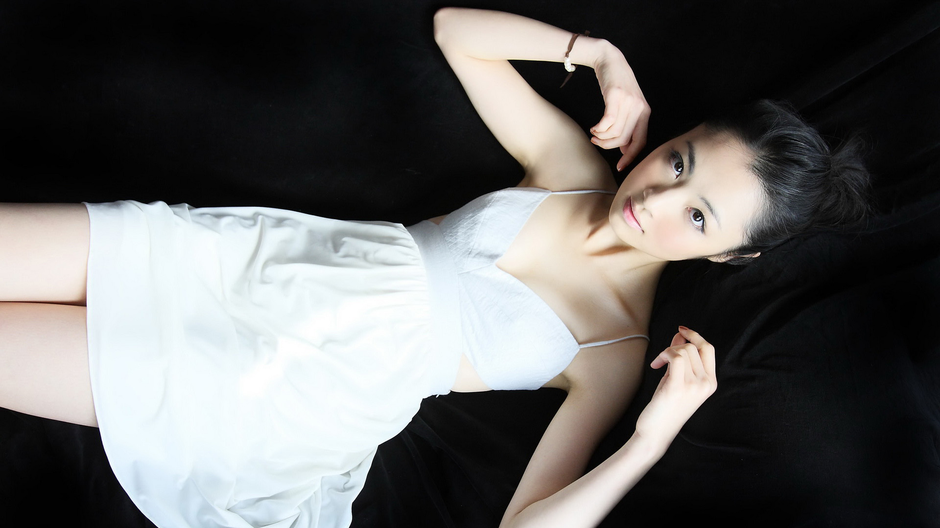 林丹丹美女宽屏壁纸，免费高清电脑桌面背景下载