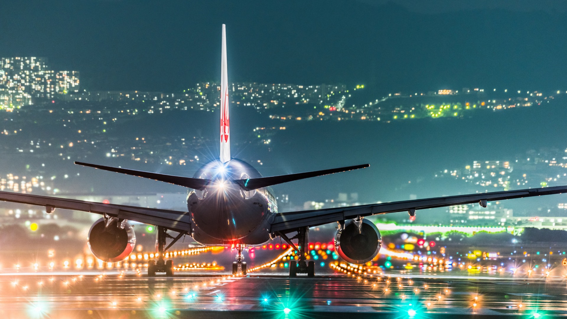 日本大阪机场夜景，飞机灯光映航空美景，免费高清壁纸下载