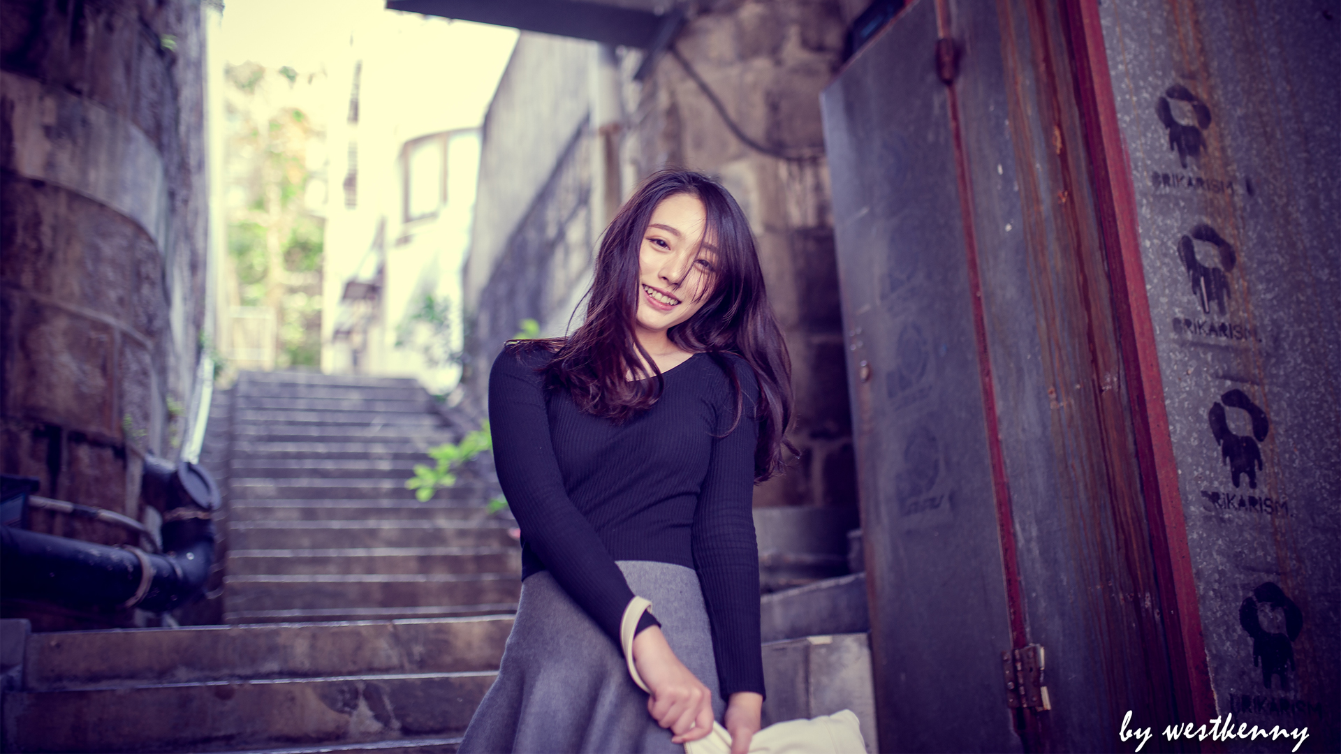 黑色毛衣美女微笑壁纸，免费电脑壁纸高清下载