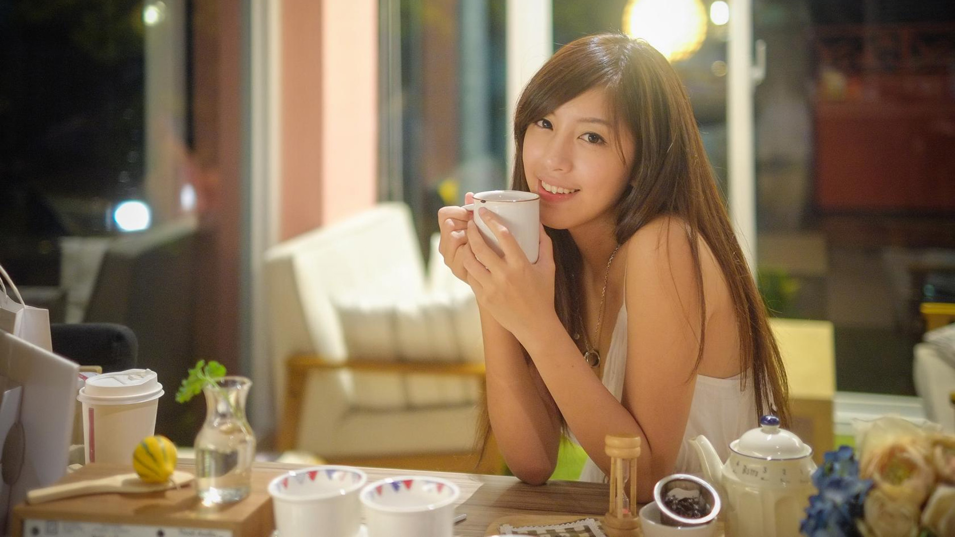 美丽女孩与杯子壁纸，精选免费电脑桌面背景下载