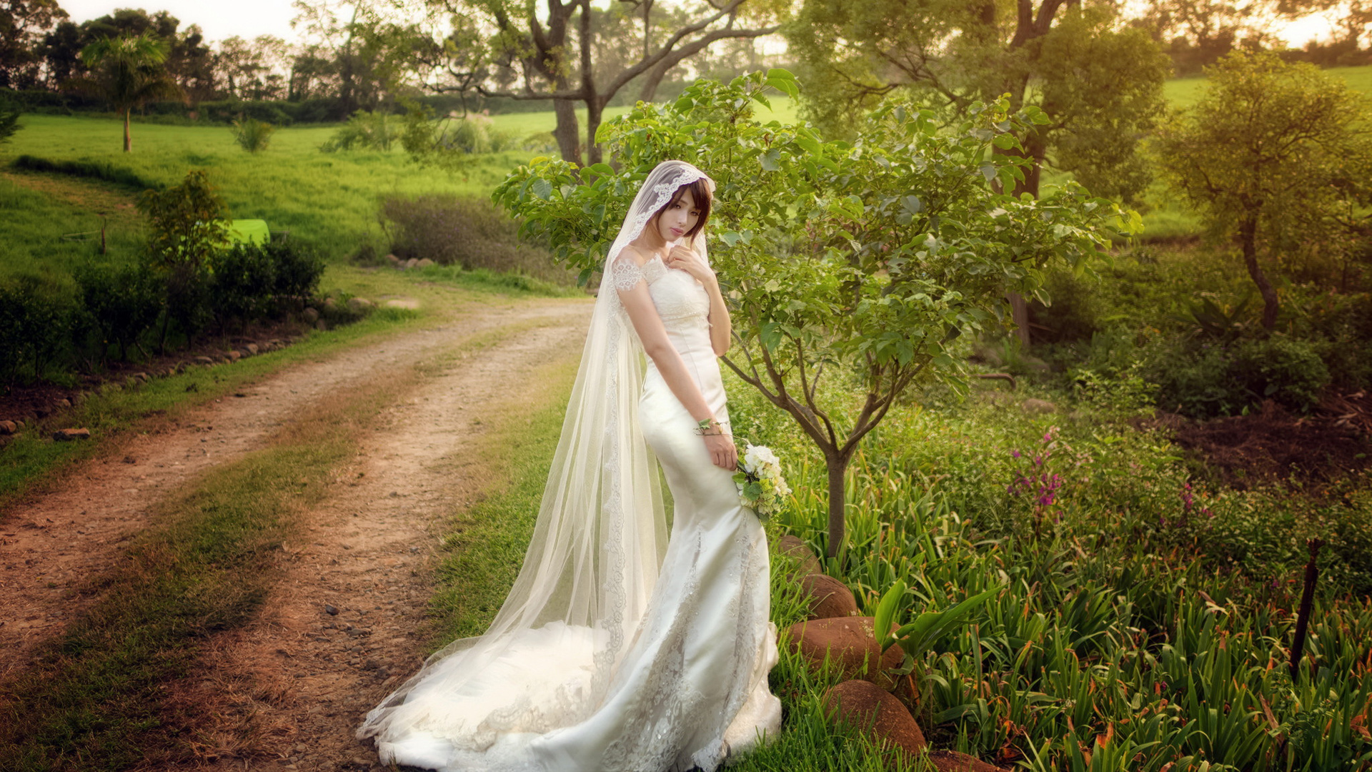 女孩婚纱鲜花唯美外景，精选免费婚纱桌面壁纸，美女电脑壁纸下载