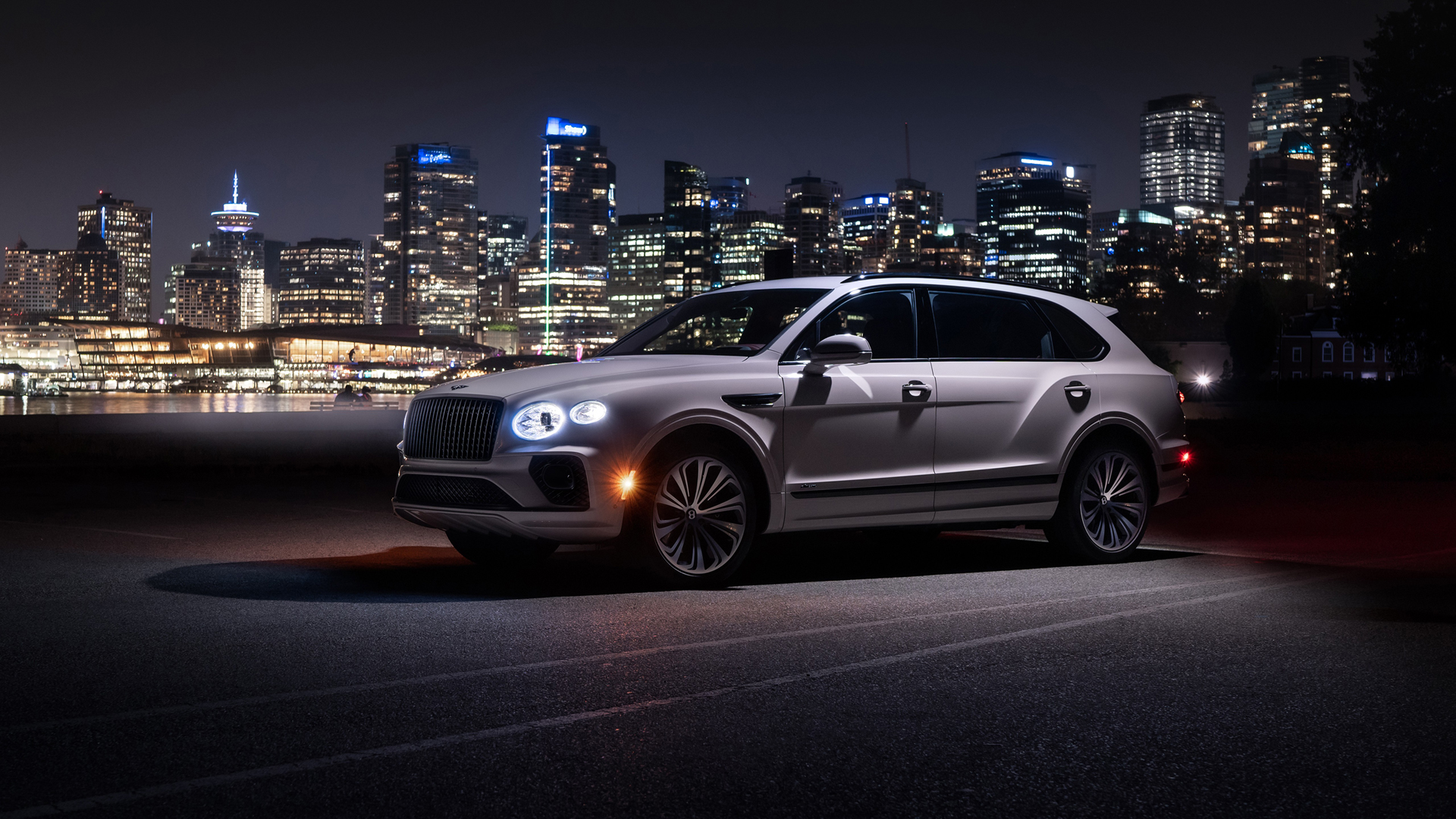 宾利Bentayga EWB Azure豪华汽车，精美电脑壁纸免费下载