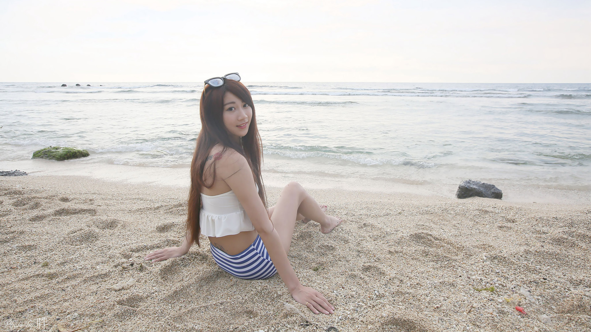 海边美景张嘉庭壁纸，高清美女桌面图片，免费下载