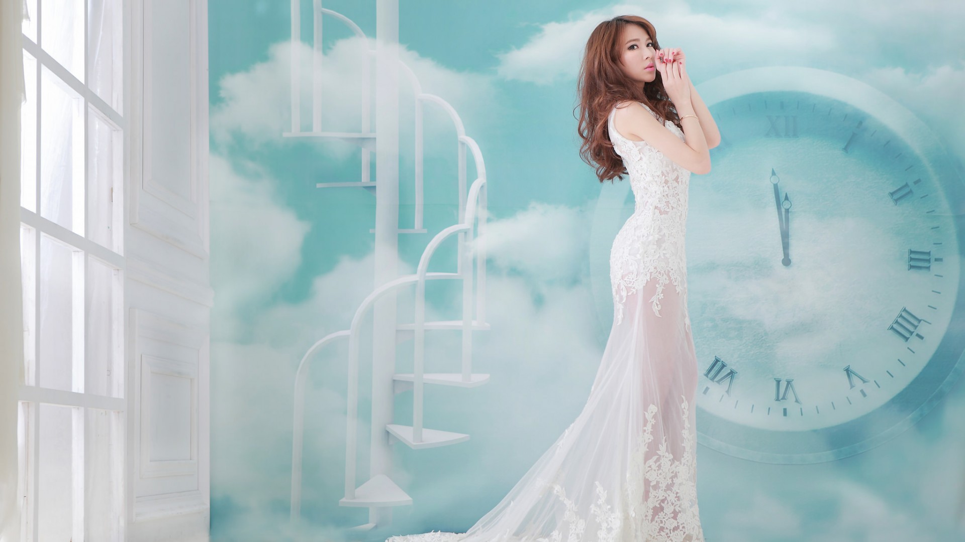 美女艺术桌面壁纸，优美曲线女子，钟与阶梯之美，免费下载