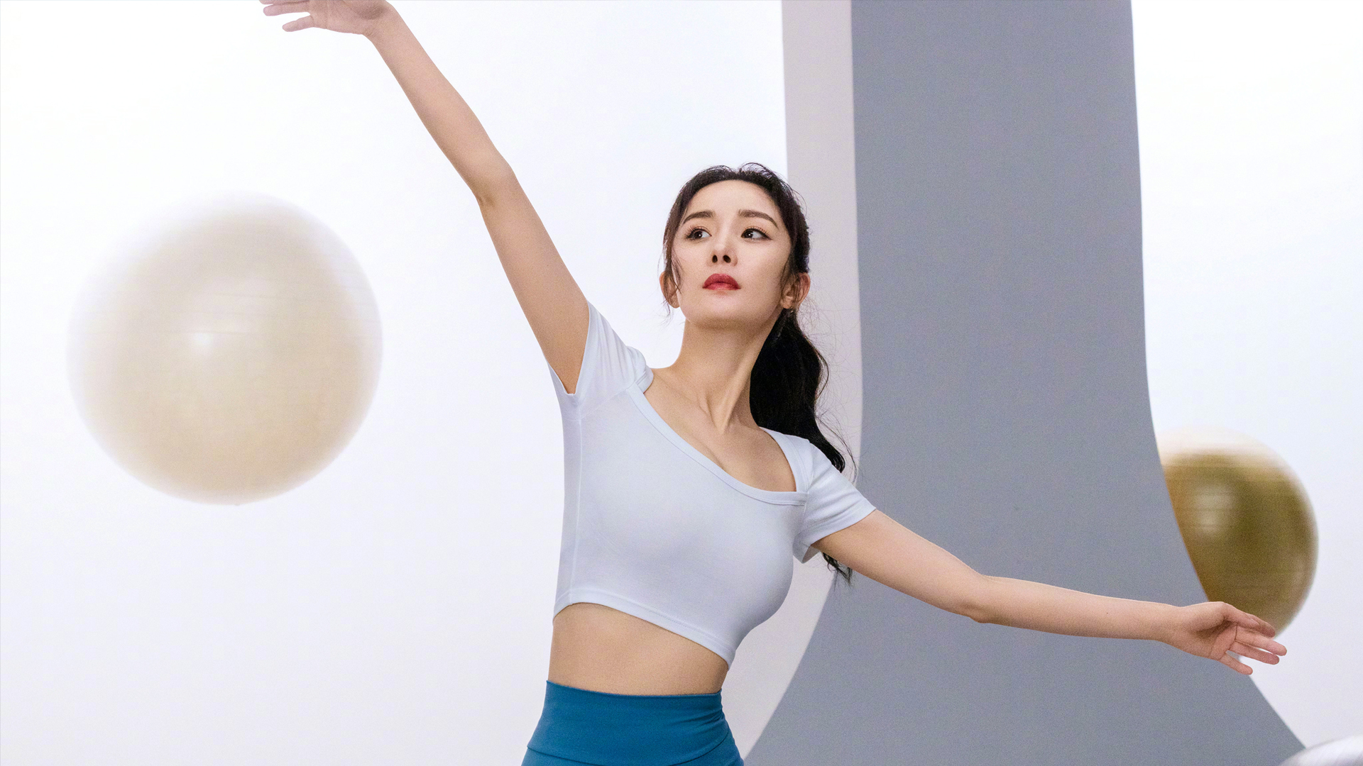 【美女壁纸大放送】杨幂健身瑜伽高清电脑壁纸，免费下载！