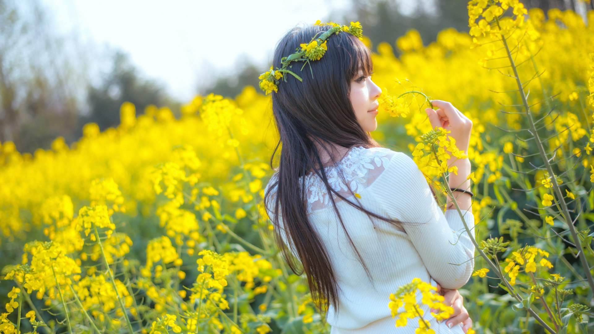 绝美女神回眸一笑，长发飘逸花环点缀，花海背景惊艳养眼，高清桌面壁纸免费下载